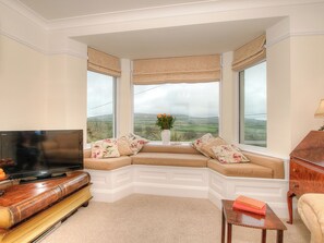 TV, fireplace - 3 bedroom accommodation in Rhoshirwaun, Pwllheli (Rhoshirwaun, Pwllheli)