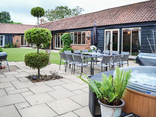 6 bedroom accommodation in South Walsham