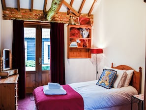6 bedrooms, free WiFi, bed sheets, wheelchair access - 6 bedroom accommodation in South Walsham (South Walsham)