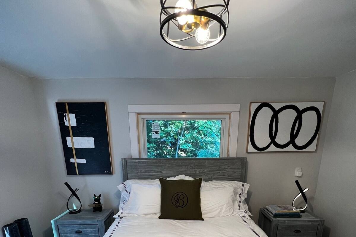Renewal Suite | Premium bedding, WiFi (free), bed sheets