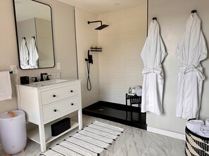 Serenity Suite | Salle de bain | Douche, douche à « effet pluie », articles de toilette de luxe