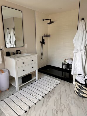 Serenity Suite | Bagno | Doccia, soffione a pioggia, set di cortesia firmato, asciugacapelli