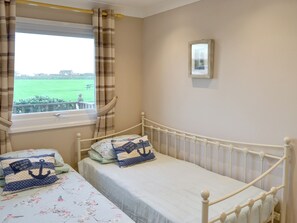 2 bedrooms, free WiFi, bed sheets - Fantastic chalet located alongside the beach. (Bacton)