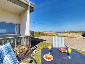 Outdoor dining - Fantastic chalet located alongside the beach. (Bacton)