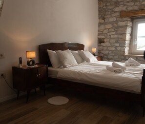 2 habitaciones, tabla de planchar con plancha y cuna de viaje