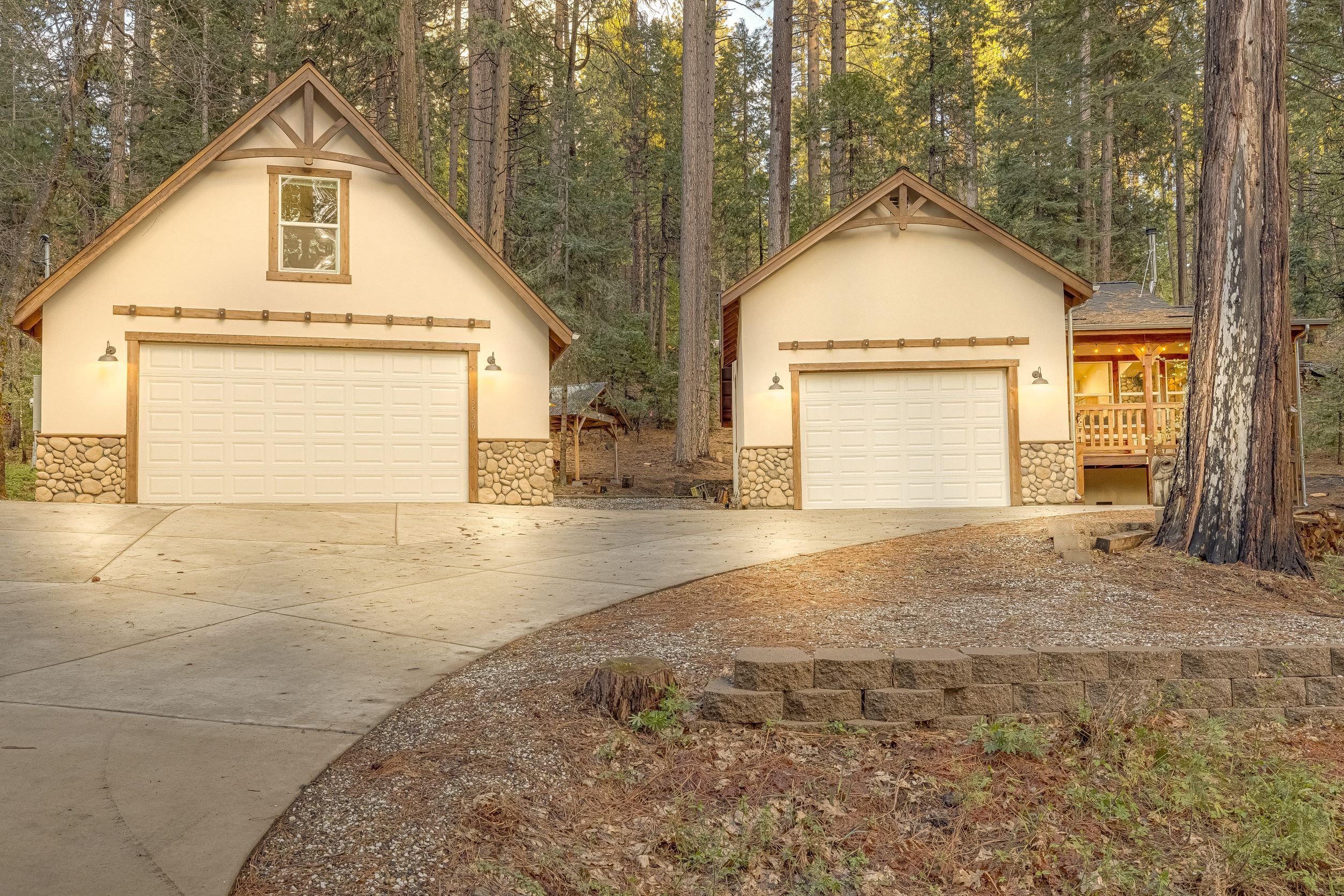 Modern cabin w/ separate studio! Close to lakes, bike/hike trails, ski slopes