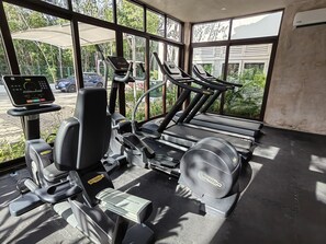 A gym with treadmills, a stationary bike, and a rowing machine. - APARTAMENTO HERMOSO ALDEA ZAMA TAO TULUM (Tulum)