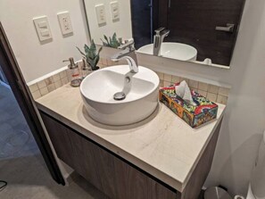 Executive Apartment | Bathroom | Shower, rainfall showerhead, hair dryer, towels