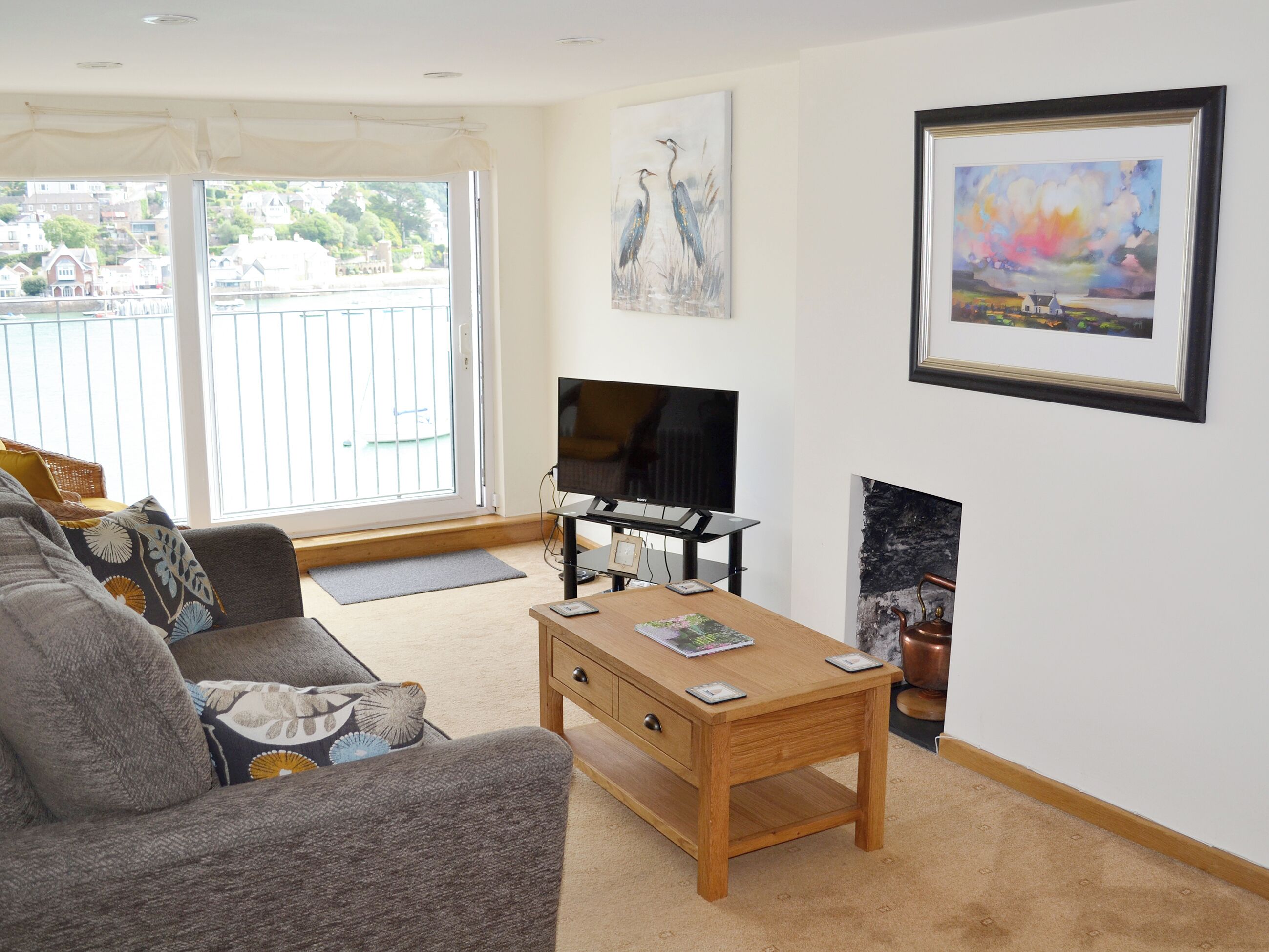 1 Bedroom Accommodation In Newcomen Road & Southtown - Dartmouth