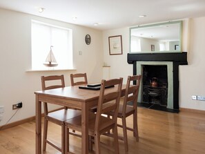 Dining - 1 bedroom accommodation in Newcomen Road & Southtown (Newcomen Road & Southtown)