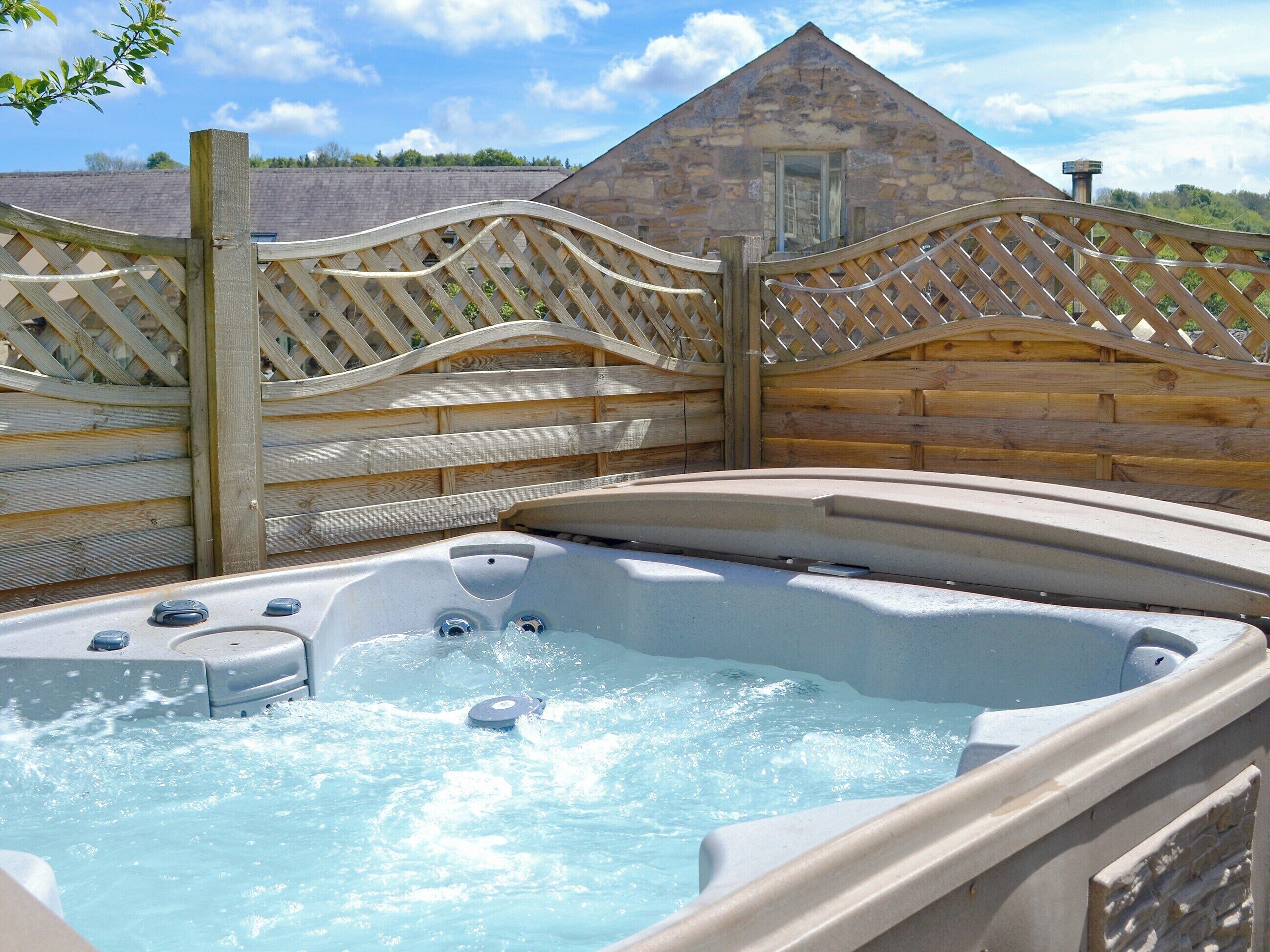 Banyera d'hidromassatge a l'aire lliure