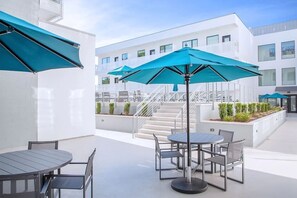 Outdoor dining - LUX 1 BD Penthouse with 500 Sq Ft Deck / CITY VIEWS (Nashville)