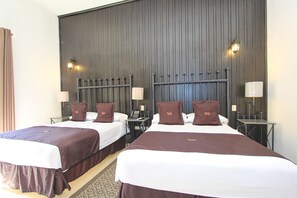Habitación doble superior, 2 camas matrimoniales, vista a la ciudad (Vista Frontal) | Ropa de cama de alta calidad y caja de seguridad en la habitación 