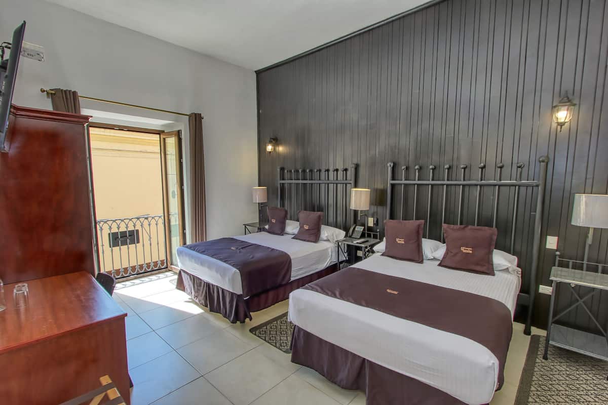Superior Double Room, 2 Double Beds, City View (Vista Frontal) | Bathroom