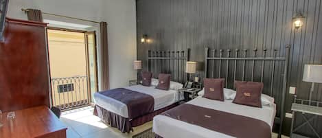 Superior Double Room, 2 Double Beds, City View (Vista Frontal) | Bathroom | Shower, rainfall showerhead, free toiletries, hair dryer