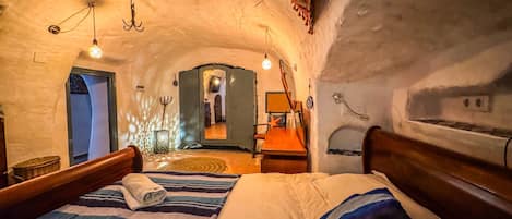 7 bedrooms, desk, iron/ironing board, travel cot