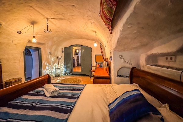 7 bedrooms, desk, iron/ironing board, travel cot