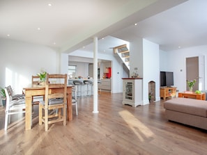 Interior - Very spacious home in Exmouth sleeping eight. (Exmouth)