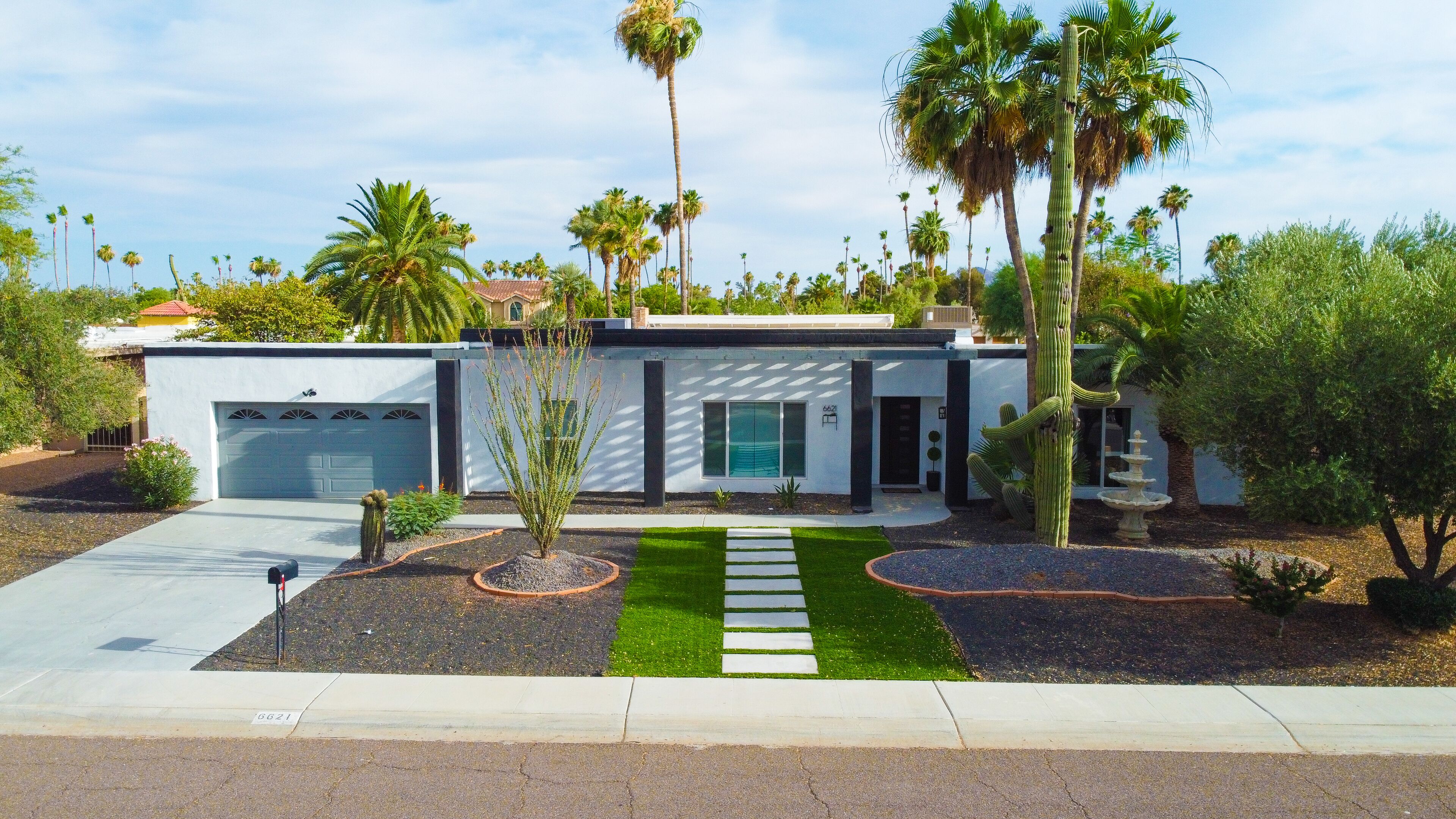 Cheerful 4 bedroom with pool!