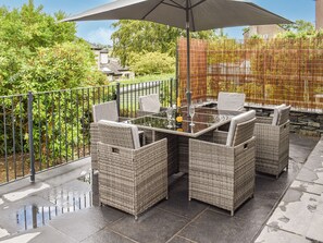 Outdoor dining - 4 bedroom accommodation in Windermere (Windermere)