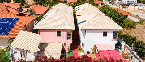 Zona residencial con casas de techos rojos y paneles solares.