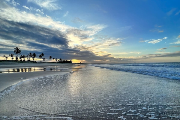 Pantai berhampiran, pasir putih, kabana percuma, kerusi lepak pantai