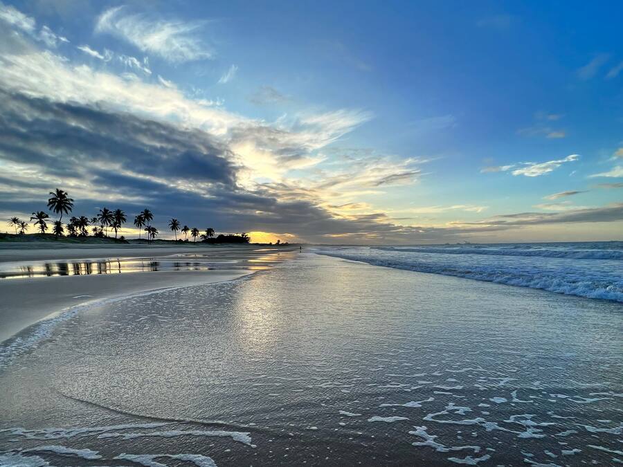 Una playa cerca, arena blanca, camas de playa gratis