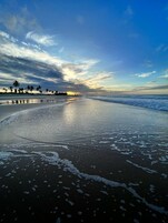 Pantai berhampiran, pasir putih, kabana percuma, kerusi lepak pantai 