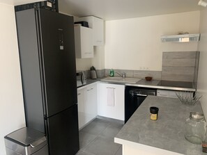 Réfrigérateur, micro-ondes, plaque de cuisson, lave-vaisselle