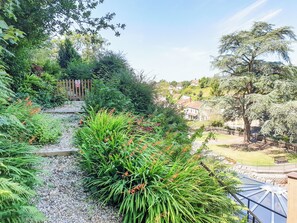 Property grounds - 3 bedroom accommodation in Cheddar (Cheddar)