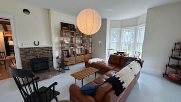 スマートテレビ、暖炉、書庫、ミュージックライブラリ