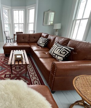 Smart TV, chimenea, libros y biblioteca musical