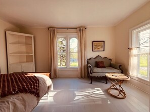 6 bedrooms, iron/ironing board, free WiFi, bed sheets - The Farm! Charming, Historic 1870’s Farmhouse with all  the conveniences! (Berrien Springs)