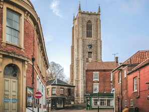Point of interest - Honeysuckle Hut-QU7066 (Melton Constable)