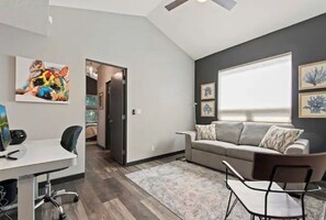 TV connectée, cheminée, livres, écrans d'ordinateur