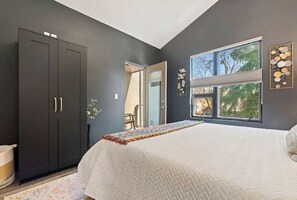 2 chambres, bureau, fer et planche à repasser, lit de bébé portatif