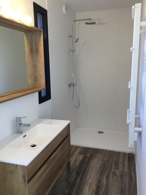 Bathtub, towels