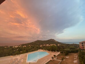 Outdoor pool, a heated pool - Ideally located 4-person apartment with exceptional view (Saint-Raphaël)