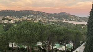 A coastal town with a view of mountains and a body of water. - Ideally located 4-person apartment with exceptional view (Saint-Raphaël)