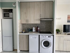 Private kitchen - Ideally located 4-person apartment with exceptional view (Saint-Raphaël)