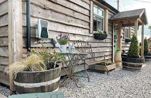 Property grounds - A picture-perfect property to spend your well-deserved break. (Biddulph)