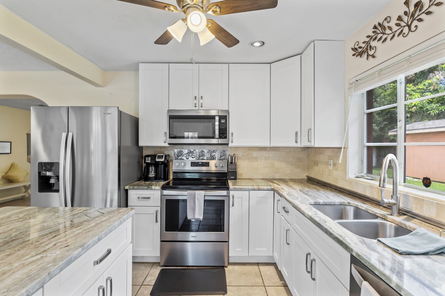 Frigorifero, microonde, forno, piano cottura