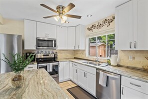 Fridge, microwave, oven, stovetop - SWFL historic getaway home- Minutes to beaches, downtown, Cape Coral, & golfing (Fort Myers)