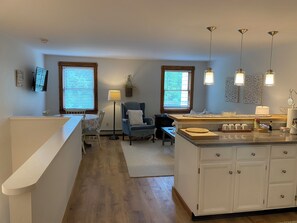 The Cottage Apartment, Child Friendly, Full Kitchen, 1 Private Bedroom | Coin séjour | Livres, médiathèque, chaîne hi-fi