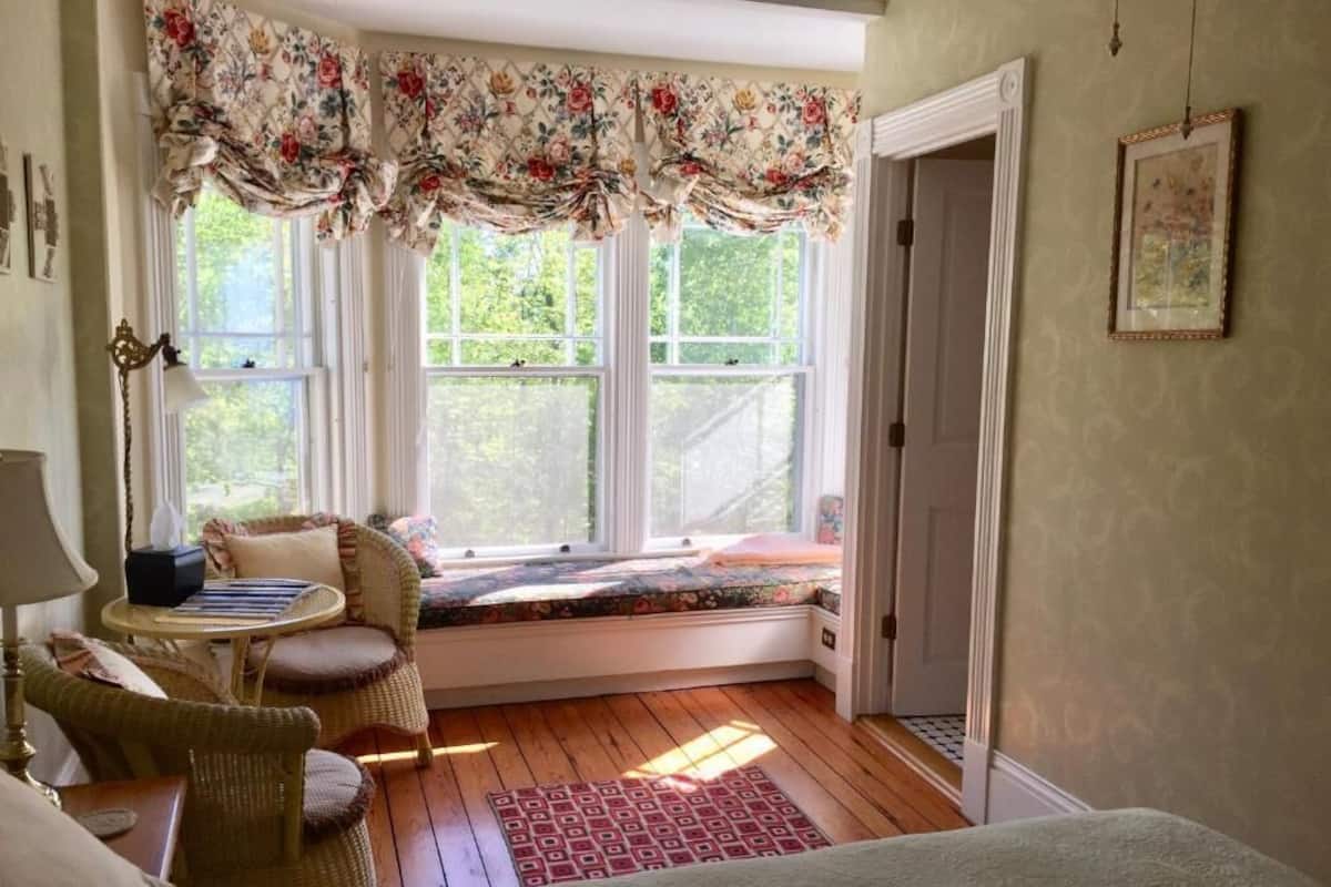 1 habitación, decoración personalizada, muebles diferentes y escritorio