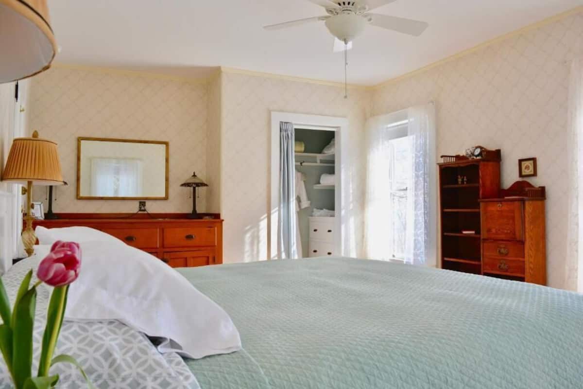 1 habitación, decoración personalizada, muebles diferentes y escritorio