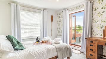 3 bedrooms, free WiFi, bed sheets, wheelchair access