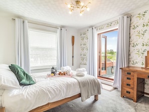 3 bedrooms, free WiFi, bed sheets, wheelchair access