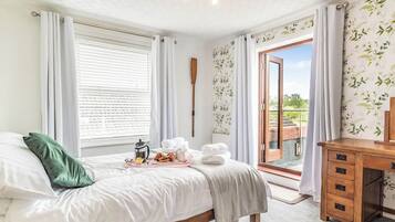 3 bedrooms, free WiFi, bed sheets, wheelchair access