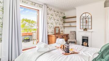 3 bedrooms, free WiFi, bed sheets, wheelchair access
